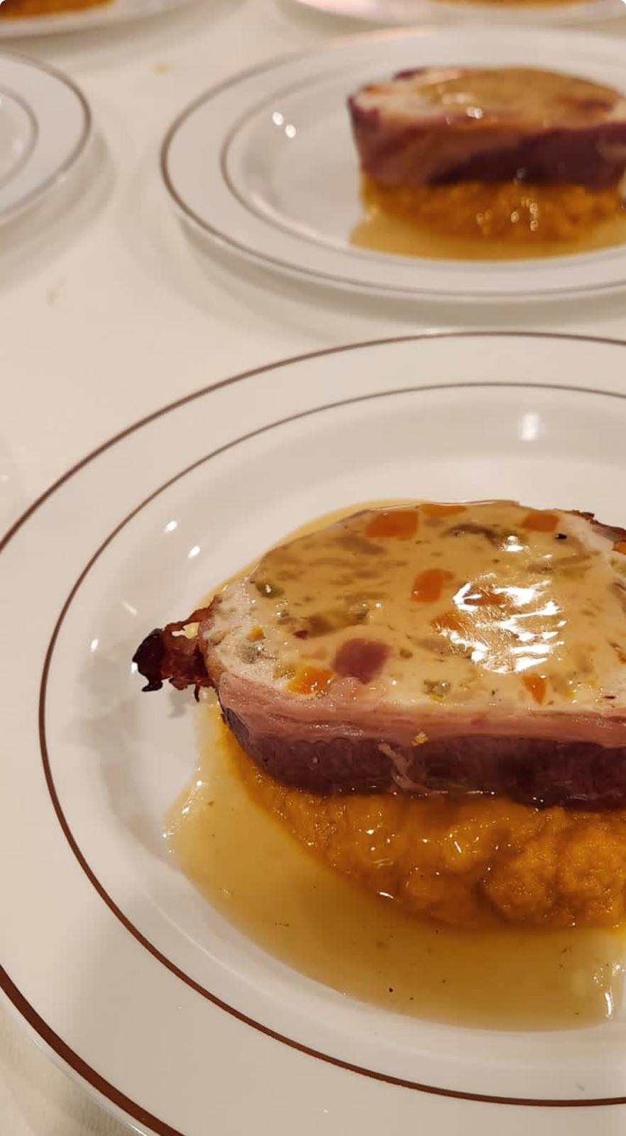 PASTRAMI WRAPPED CHICKEN ROULADE - 4 SLICES