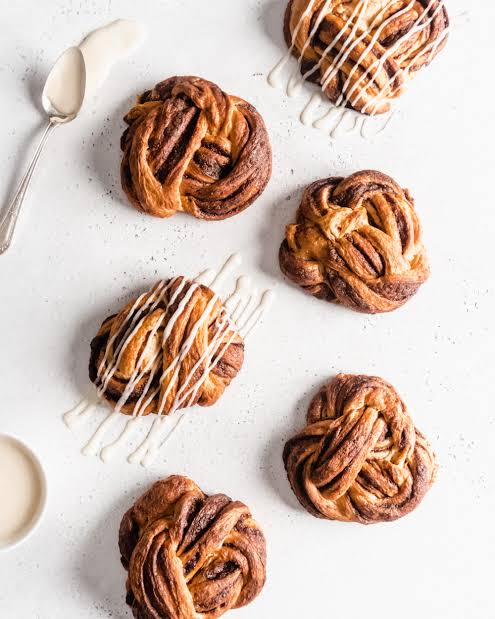 CINNAMON RASIN BABKA BUNS - 4PCS